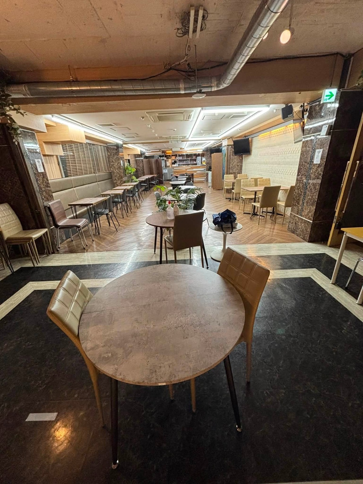 奥まで続くゆったりとした店内